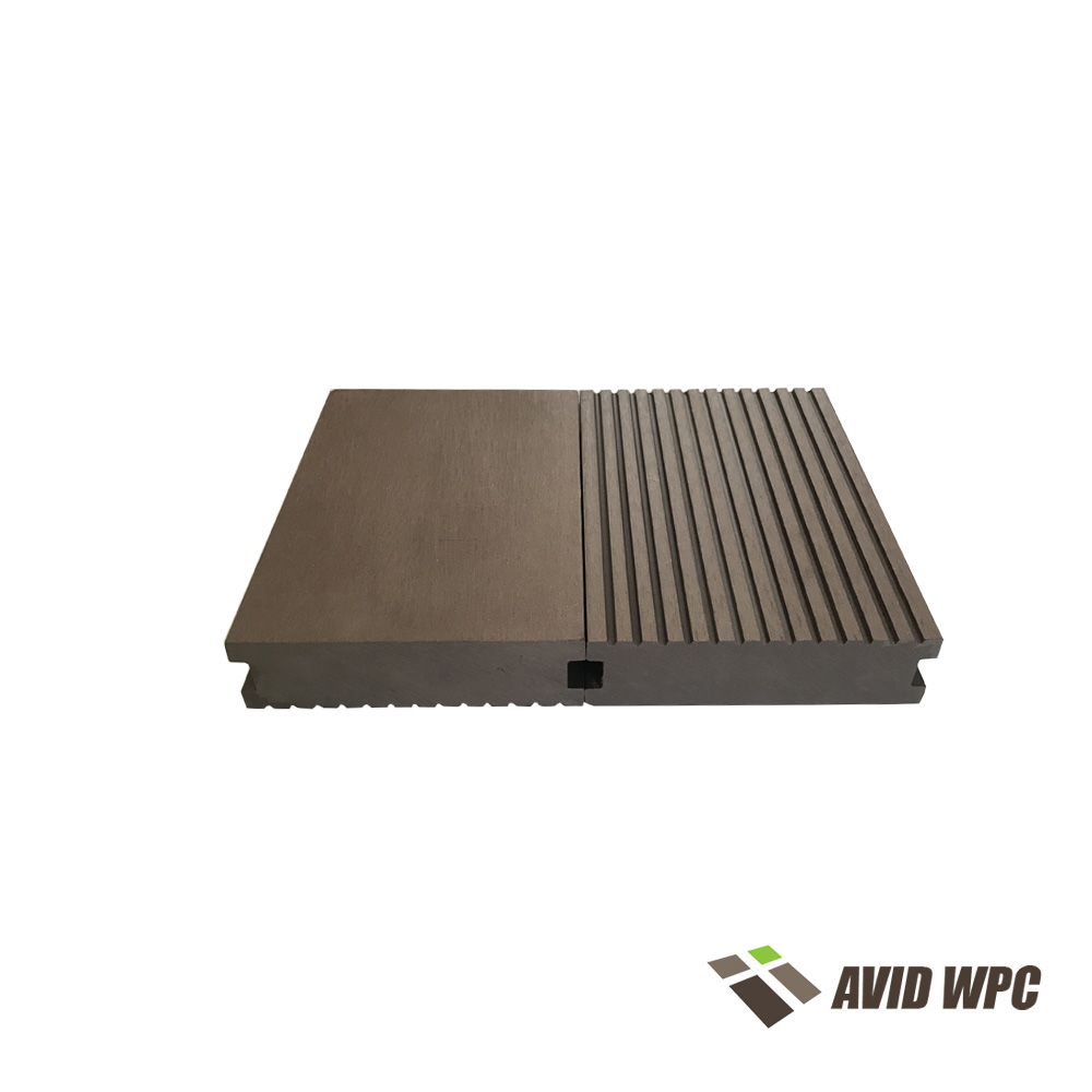 Nouveau panneau WPC de platelage composite WPC solide résistant à la production