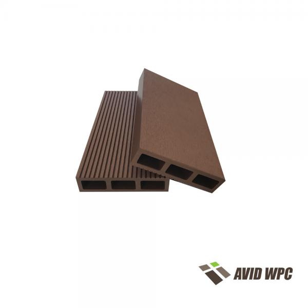 Decking composite en plastique en bois creux WPC de haute qualité bon marché pour les projets extérieurs