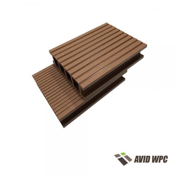 Section creuse extérieure en bois composite en plastique WPC Decking avec ce